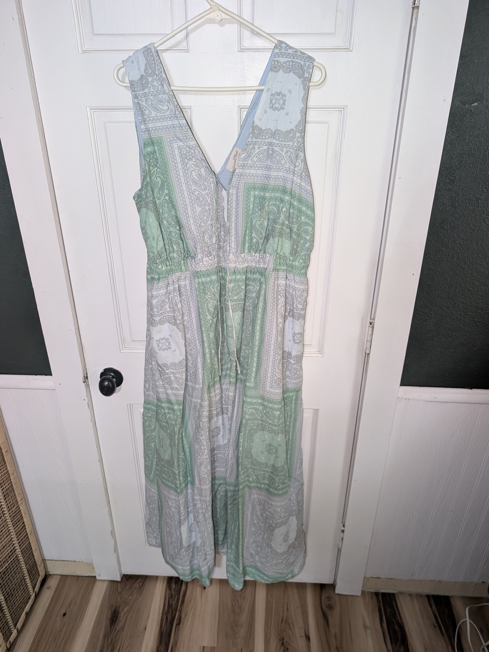 Universal Thread Green and White Paisley-Print V-Neck Maxi Dress